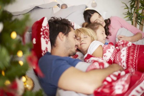 Feliz familia pasando la Navidad juntos —  Fotos de Stock