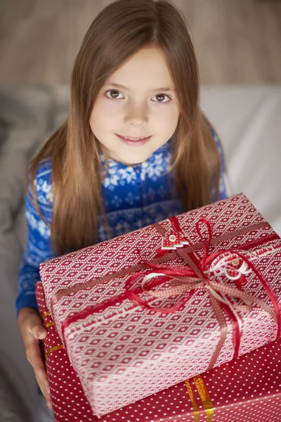 Kleines Mädchen mit Weihnachtsgeschenken — Stockfoto