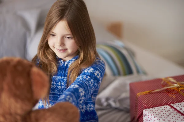 かわいい女の子のクリスマス プレゼントで — ストック写真