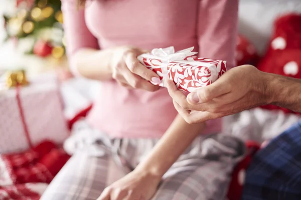 Nahaufnahme des Weihnachtsgeschenks — Stockfoto