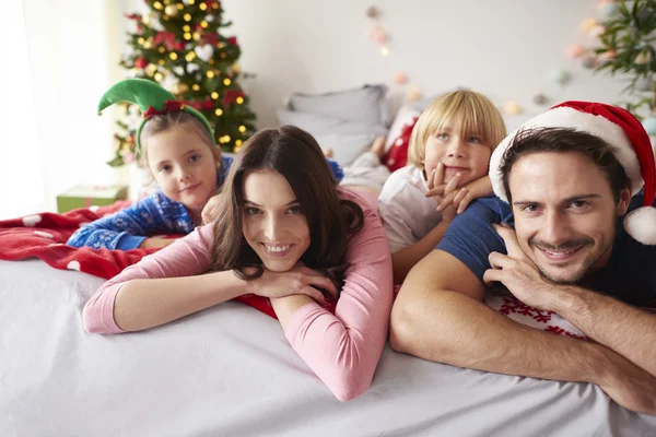 Feliz familia pasando la Navidad juntos —  Fotos de Stock