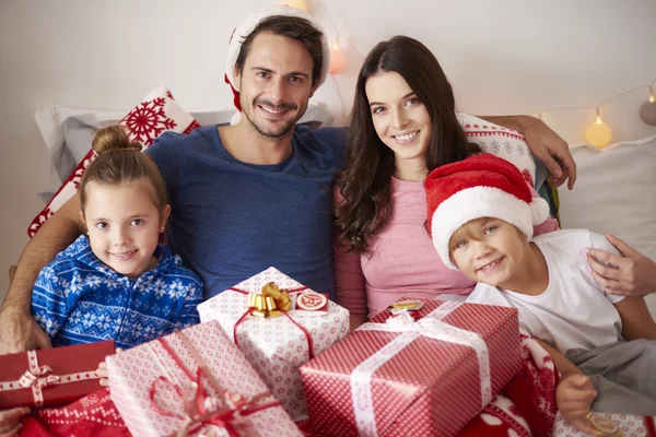 Šťastná rodina tráví Vánoce spolu — Stock fotografie