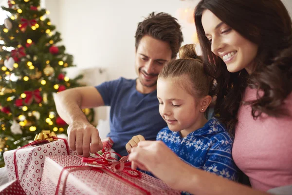 クリスマスの朝に家族 — ストック写真