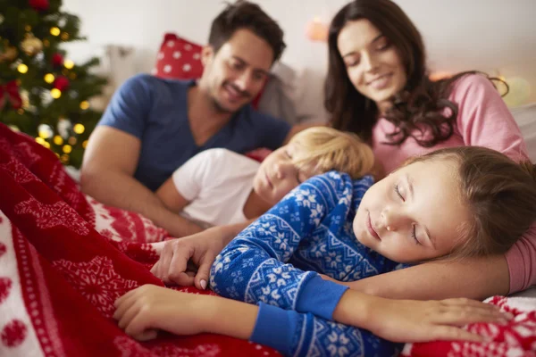 Glückliche Familie verbringt Weihnachten zusammen — Stockfoto