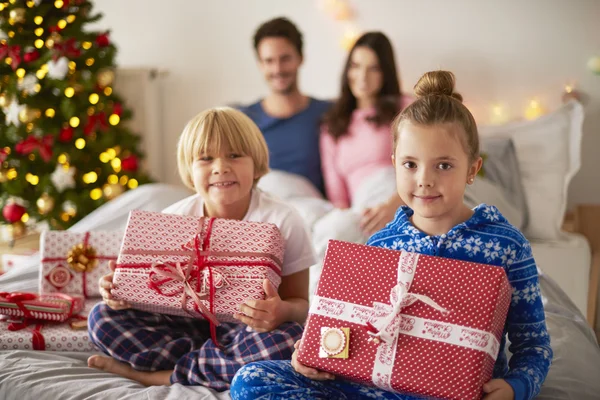 一緒にクリスマスを過ごす幸せな家族 — ストック写真