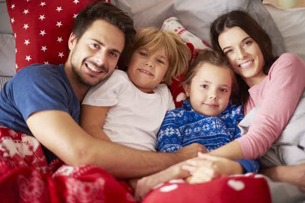 Glad familj firar jul tillsammans — Stockfoto