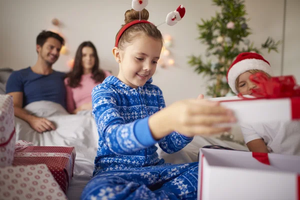 Mutlu aile birlikte Noel harcama — Stok fotoğraf