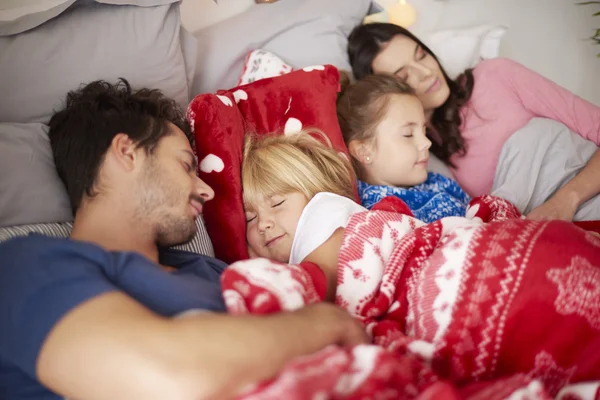 Família feliz passar o Natal juntos — Fotografia de Stock