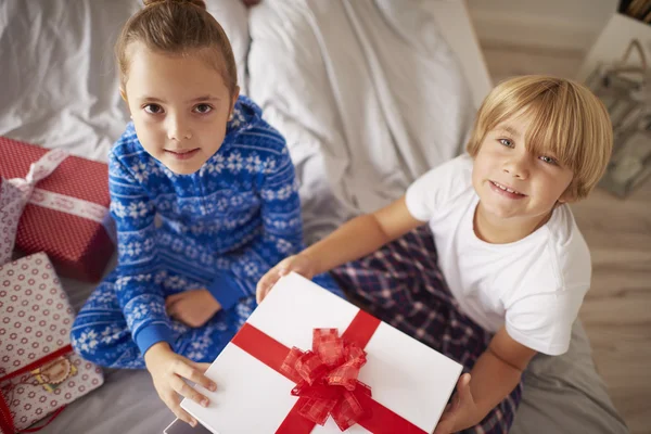 Geschwister mit Weihnachtsgeschenken — Stockfoto