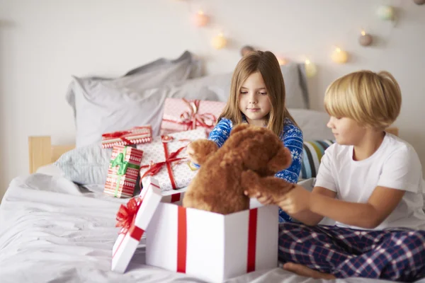 Hermano y hermana con regalos de Navidad — Foto de Stock