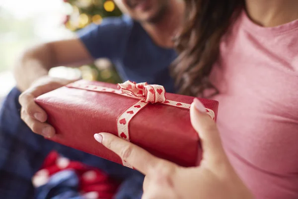 Weihnachtsgeschenk voller Liebe — Stockfoto