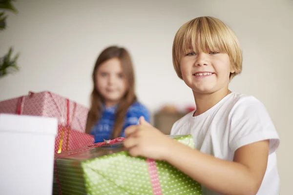 クリスマスと幸せな子供を提示します。 — ストック写真