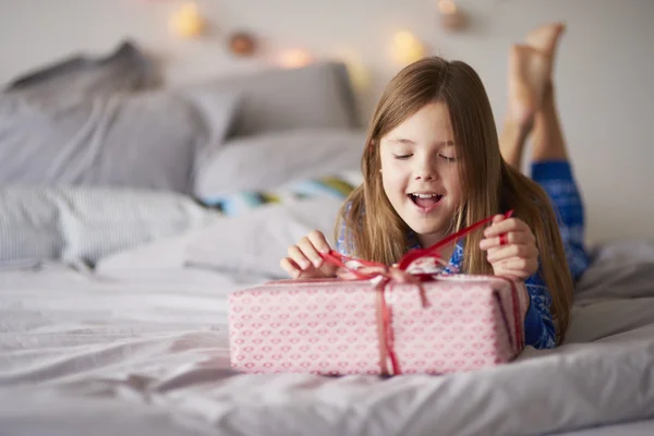 Petite fille avec des cadeaux de Noël Photos De Stock Libres De Droits