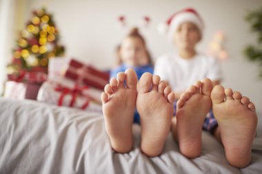 Çocuklar ayak Noel yatakta 