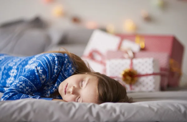 Niña con regalos de Navidad — Foto de Stock