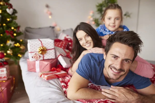 Familj i juldagsmorgon — Stockfoto