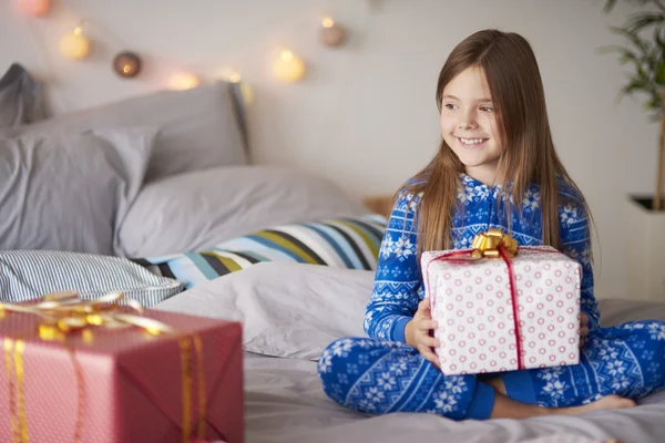 かわいい女の子のクリスマス プレゼントで — ストック写真