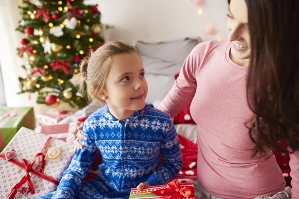 Hija con madre en casa — Foto de Stock