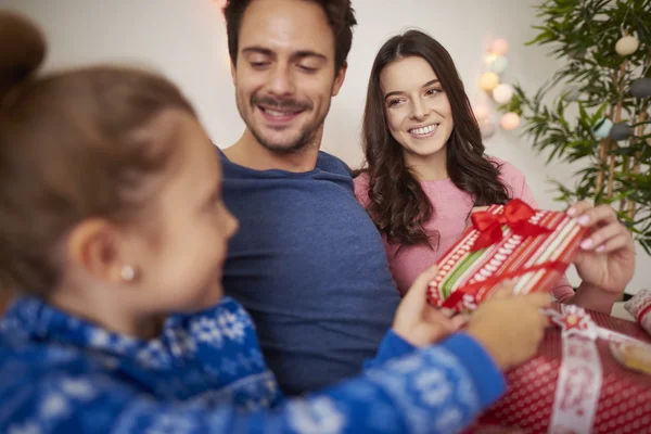 Familj i juldagsmorgon — Stockfoto