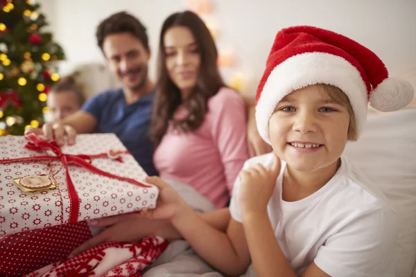 La familia abre regalos de Navidad Fotos de stock libres de derechos