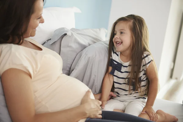 Gravid kvinna och hennes lilla dotter — Stockfoto