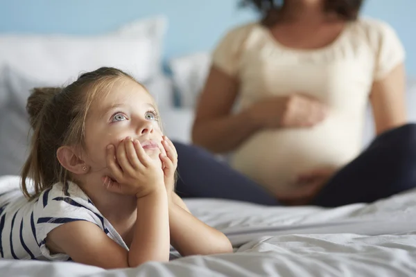 Przemyślane dziewczyna i jej mama — Zdjęcie stockowe