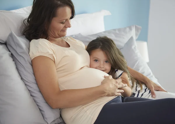 Fille et maman reposant dans le lit — Photo