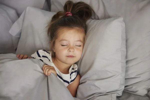 Durmiendo chica en la cama — Foto de Stock
