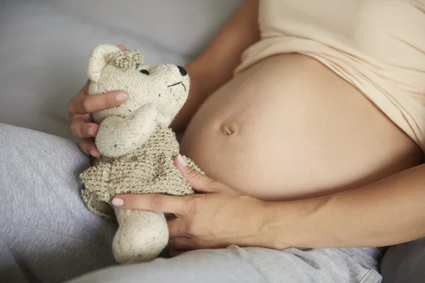 Крупный план беременной части живота — стоковое фото