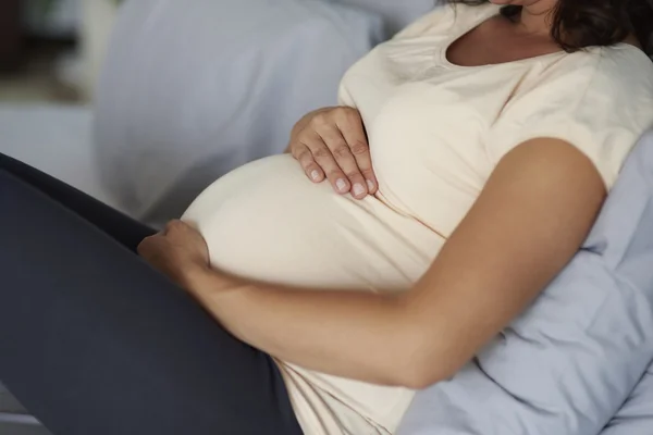 Mujer embarazada en casa —  Fotos de Stock