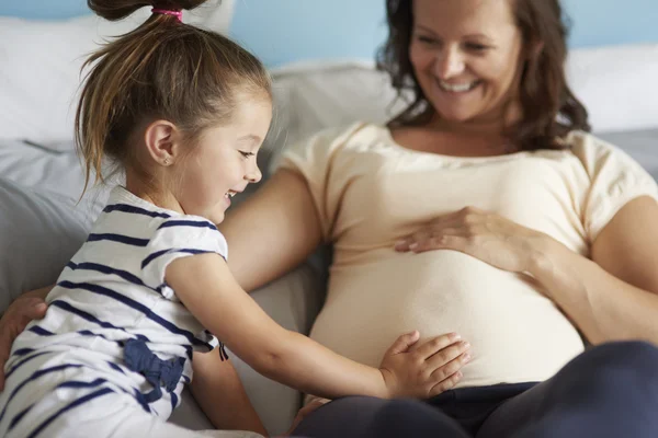 Mujer embarazada y su hija pequeña — Foto de Stock