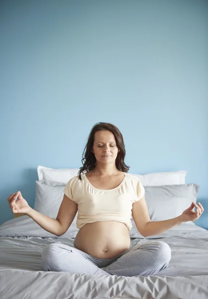 Zwangere vrouw thuis — Stockfoto