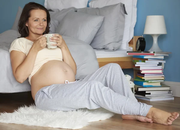Kobieta w ostatnim miesiącu ciąży — Zdjęcie stockowe
