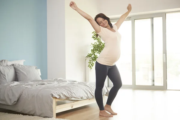 Vrouw in de laatste maand van haar zwangerschap — Stockfoto