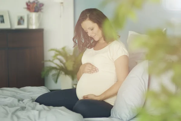 Těhotná žena doma — Stock fotografie