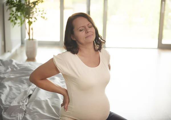 Zwangere vrouw thuis — Stockfoto