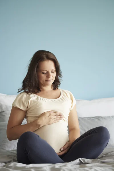 Жінка в останній місяць вагітності — стокове фото