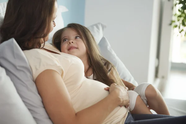 Chica y su madre en casa — Foto de Stock