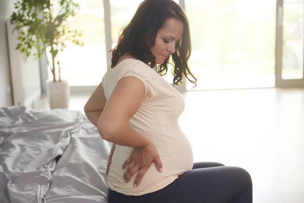 Mujer en el último mes de su embarazo — Foto de Stock