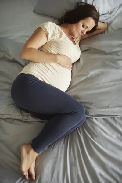 Жінка в останній місяць вагітності — стокове фото