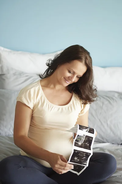 Emocionada madre mientras mira ultrasonido — Foto de Stock