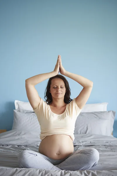 Žena v posledním měsíci těhotenství — Stock fotografie