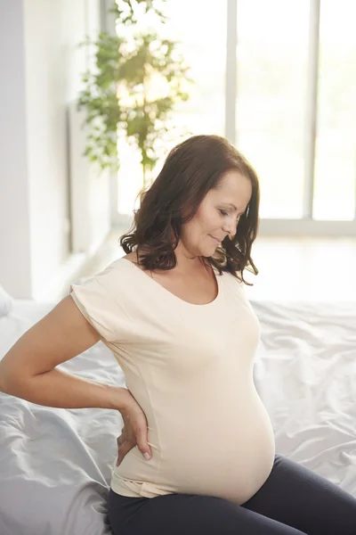 Женщина на последнем месяце беременности — стоковое фото