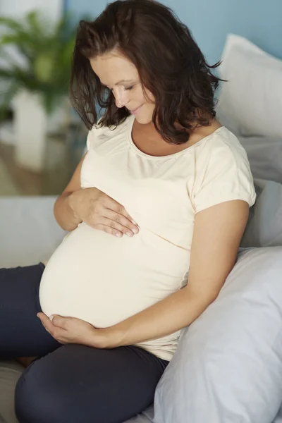 Kobieta w ostatnim miesiącu ciąży — Zdjęcie stockowe