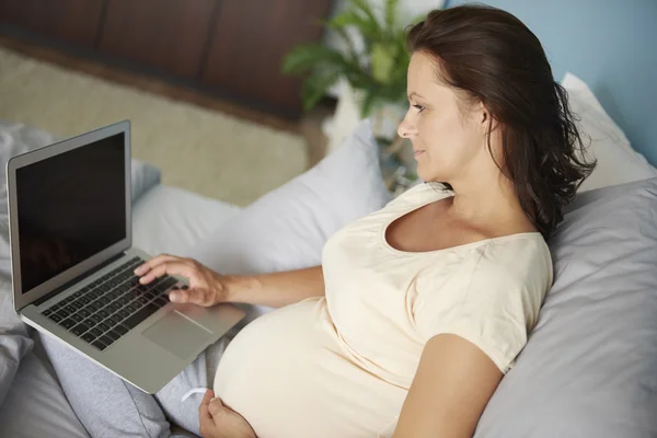 Pregnant woman using digital device — Stock Photo, Image