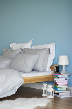 Eksiksiz bir şekilde döşenmiş yatak odası  