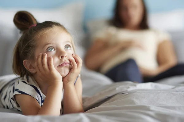 Bambina con sua madre incinta — Foto Stock