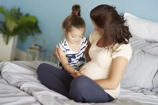 Κοριτσάκι με την έγκυο μητέρα — Φωτογραφία Αρχείου