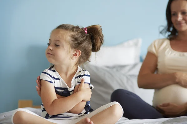 Niña con su madre embarazada — Foto de Stock