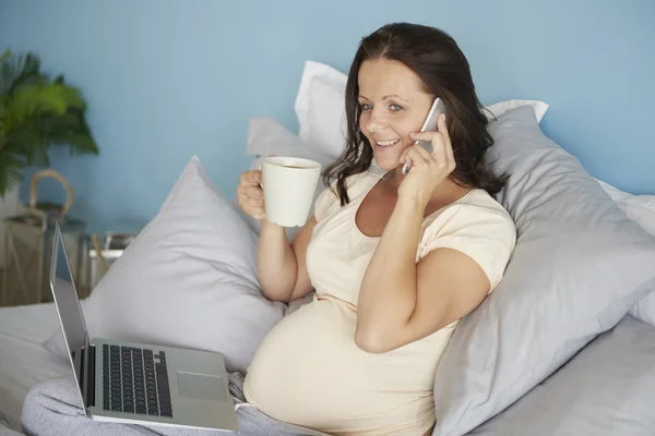 Vrouw in de laatste maand van haar zwangerschap — Stockfoto